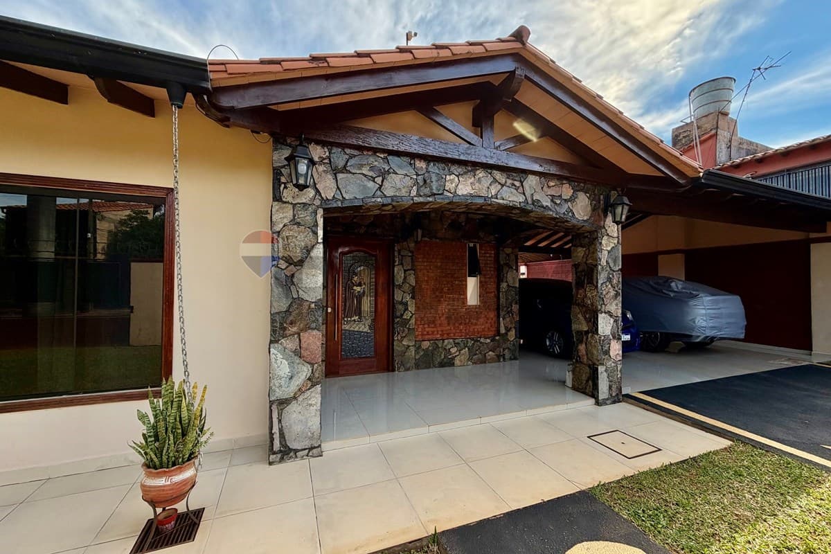 Casa en Avenida Orlando Matteucci - foto 2