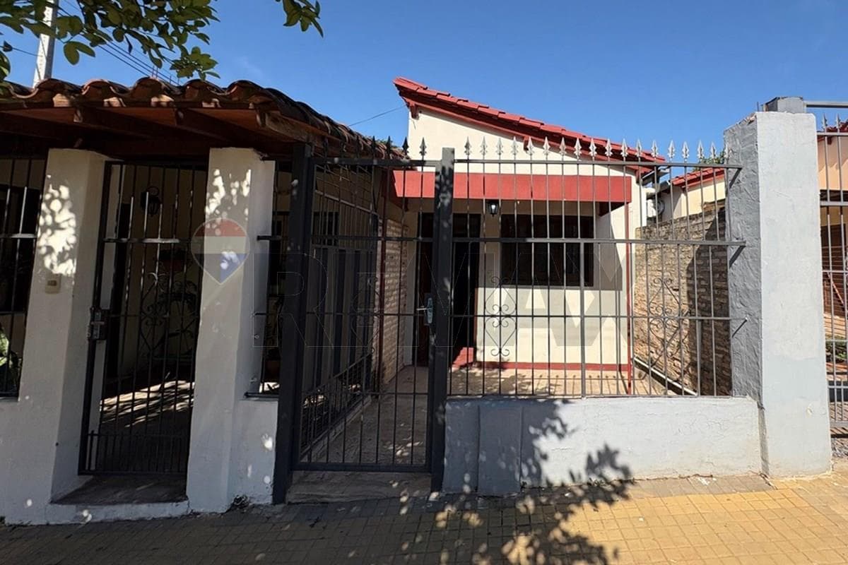 Casa en Teniente primero Delicio Insfran