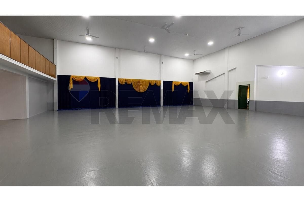 Local comercial en Tte. Rojas Silva esq. Herminio Gimenez - foto 2