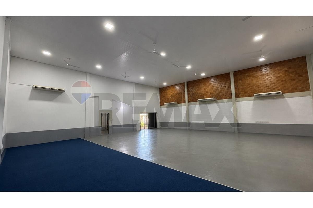 Local comercial en Tte. Rojas Silva esq. Herminio Gimenez