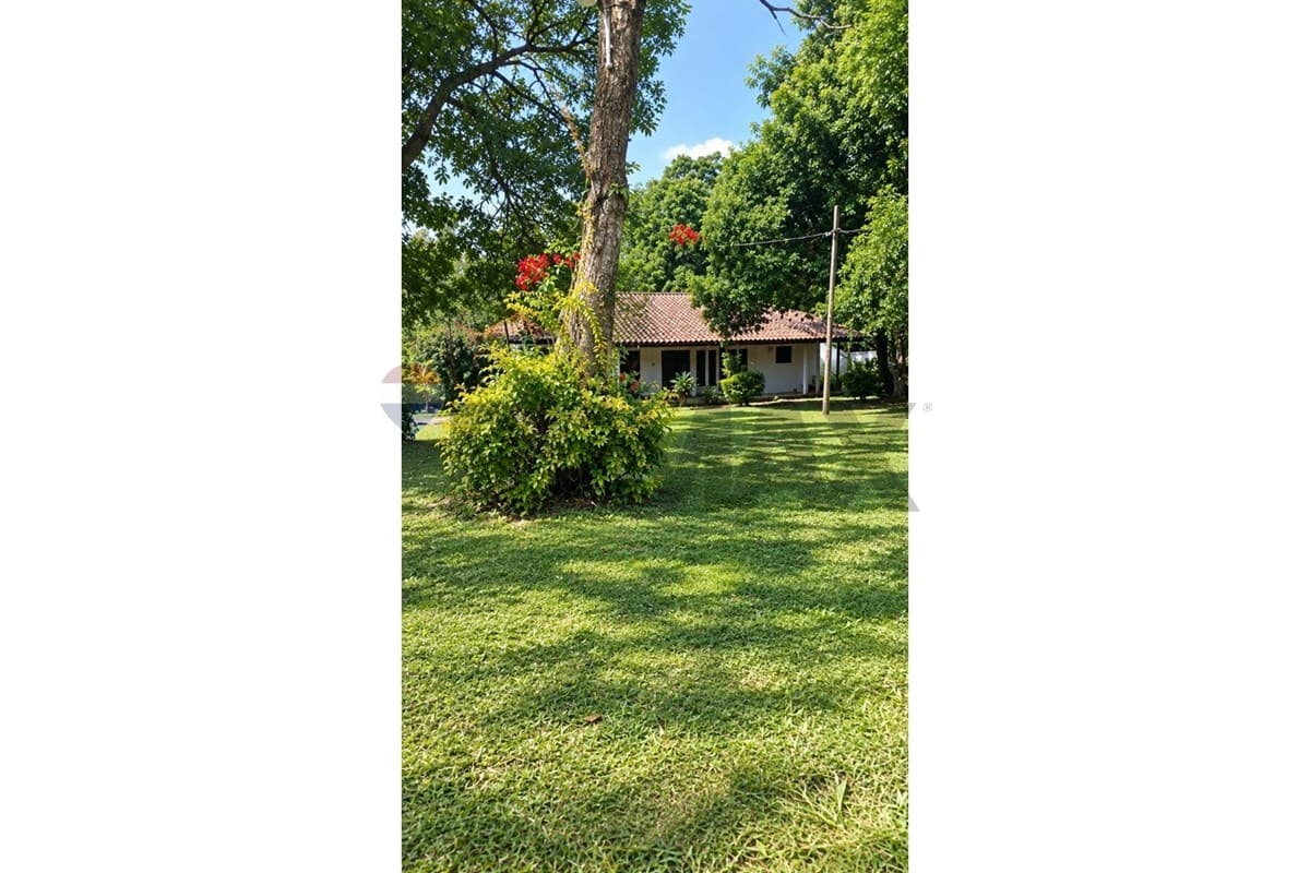 Casa en Dr. Antolín Irala c/ Lapacho - foto 2