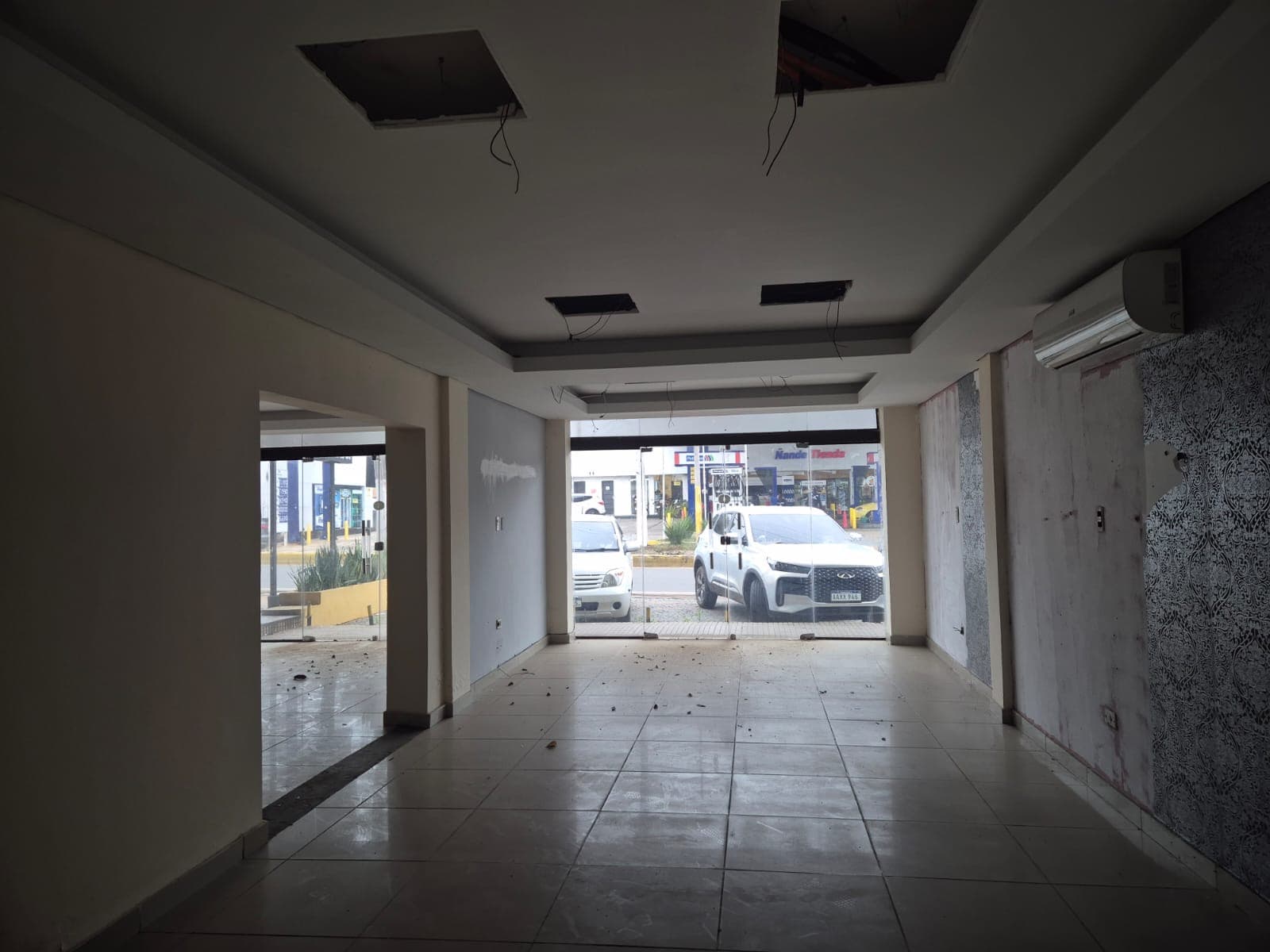 Local comercial en Avenida Cacique Lambare - foto 3