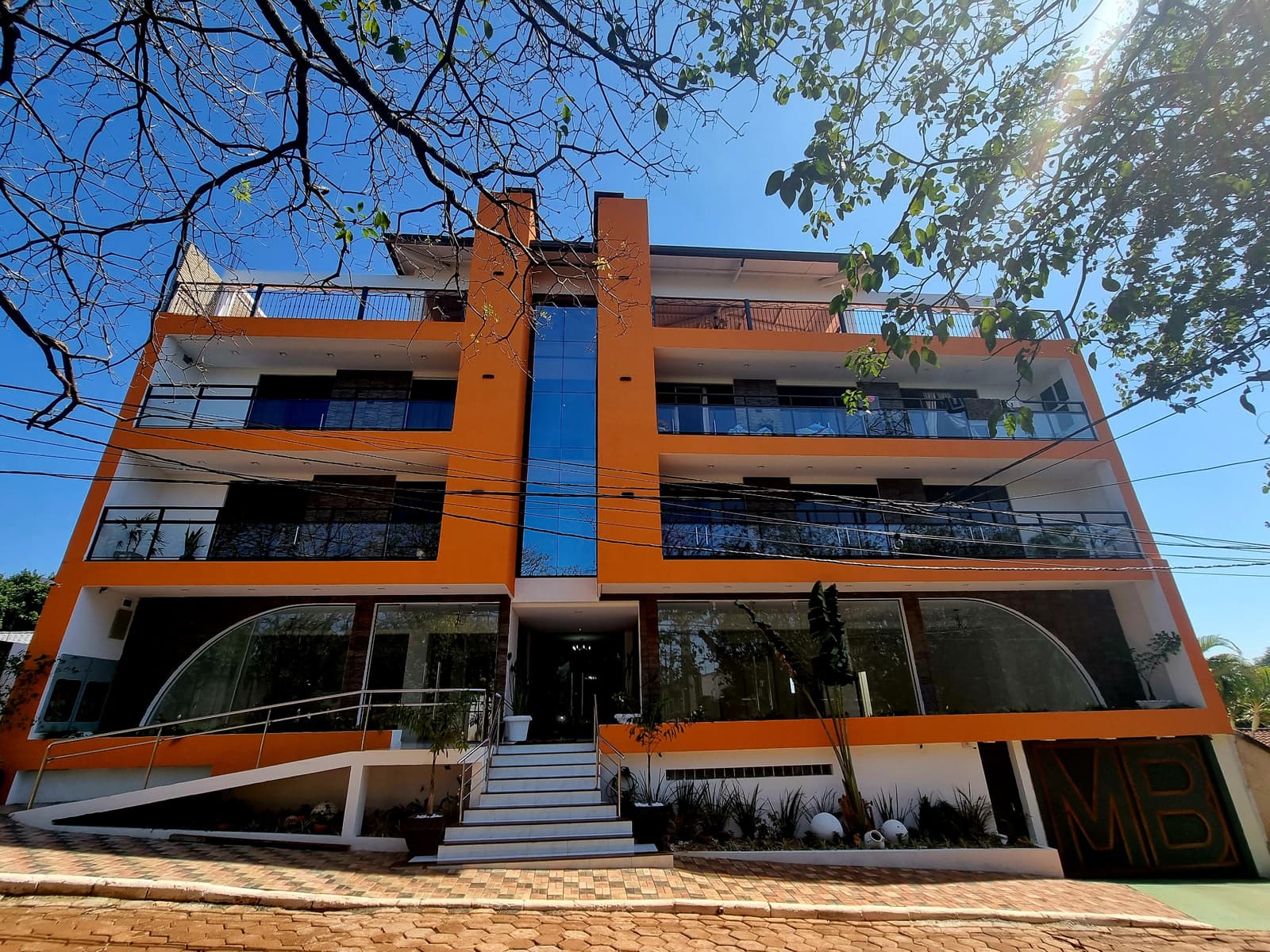 Local comercial en Area 8