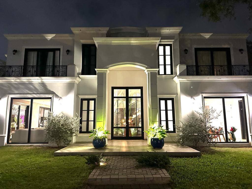 Casa en General Patricio Escobar & Coronel Francisco Martínez
