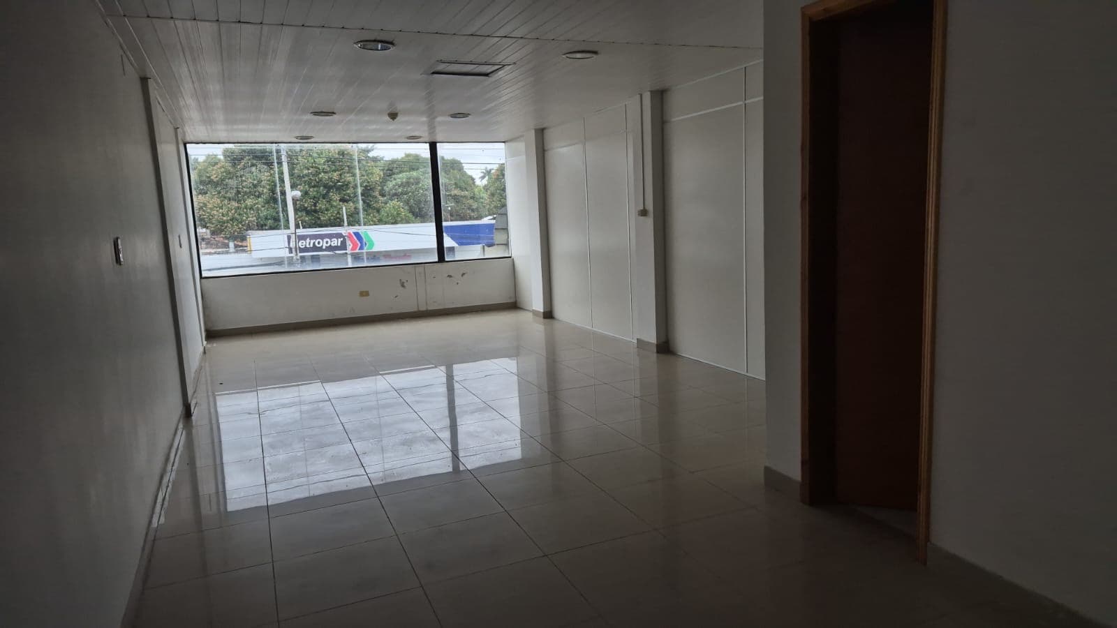 Local comercial en Avenida Cacique Lambare - foto 7