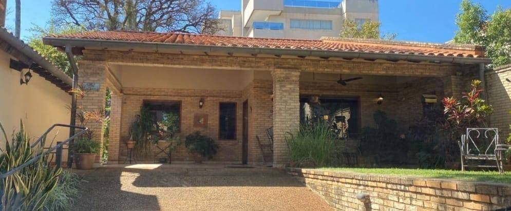 Casa en General MacArthur & Dr. Juan Eulogio Estigarribia