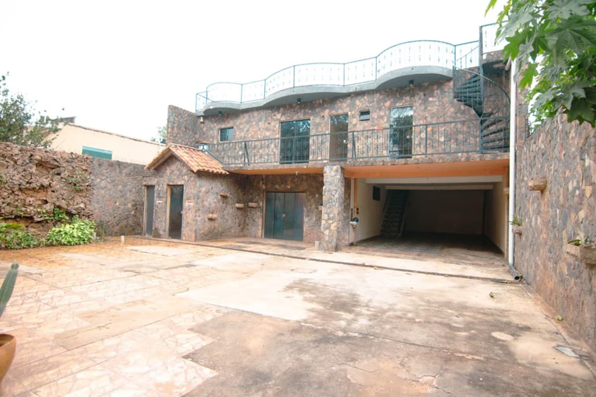 Casa en Camerún & Arsenales