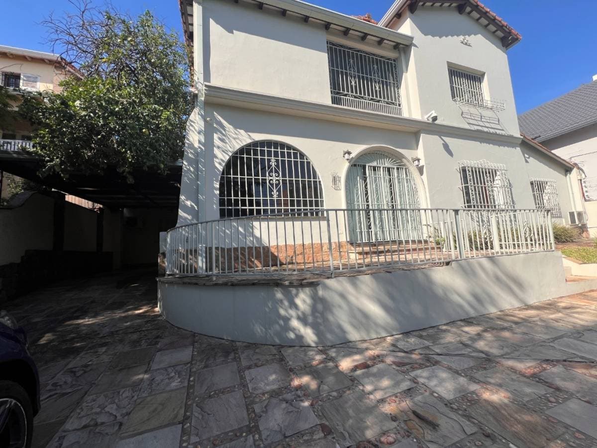 Casa en Av. Mariscal López & Mujer en la Conquista